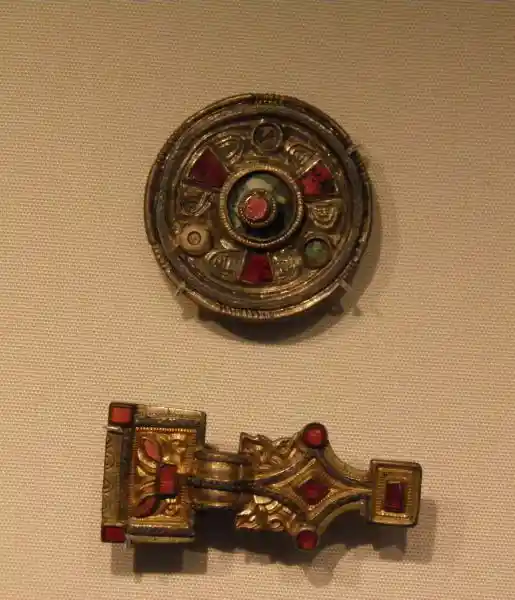 Regional fashions, saucer brooches, square-headed brooch